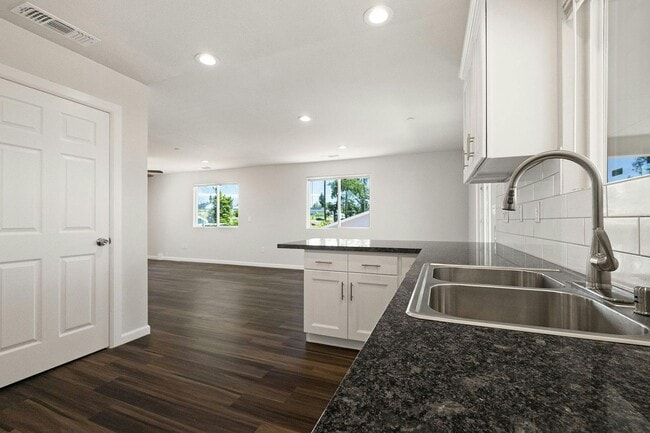 Building Photo - Paradise-Newer construction, 2 bed 2 bath +Bonus room, Garage, fenced yard, RV parking