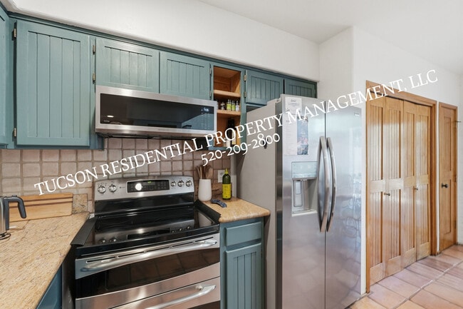 Building Photo - 2824 E Sierra Vista Rd