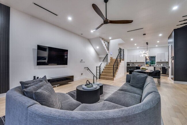 Building Photo - Stunning 3BR  3.5 Bath Townhome in Dallas