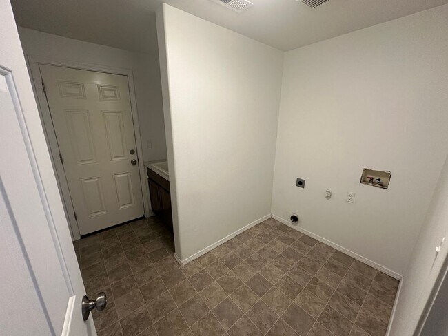 Building Photo - SW Bend House Near the Old Mill District, 4 Bdrms, 2.5 baths, A/C, Office/den, Dbl. Garage