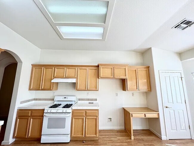Building Photo - Beautiful One-Level Ranch-Style Home in Ro...