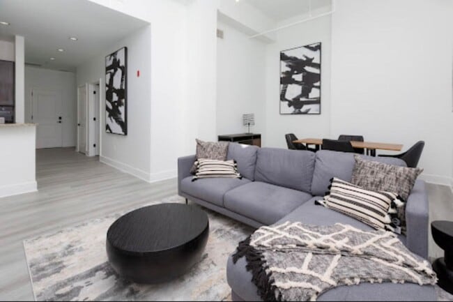 Building Photo - 300 Cathedral St