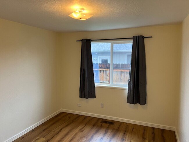 Building Photo - NEW TO MARKET, CLOSE TO SOUTH MEDFORD HIGH...