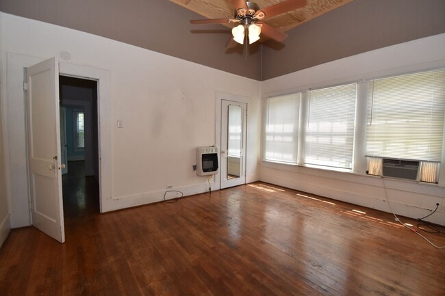 Building Photo - Centrally Located 2 Bed Close to Tech!