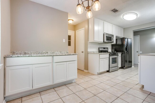 Building Photo - 3 bed 2 bath home is located in the Countr...