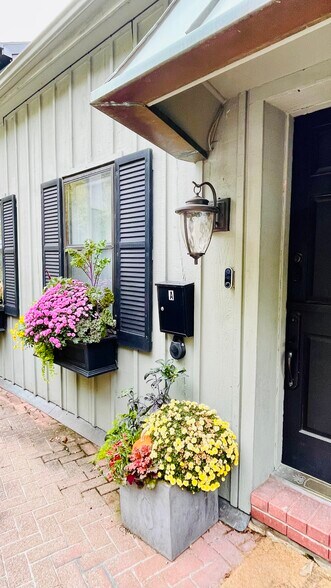 Front Yard/Entrance - 1005 Hill St