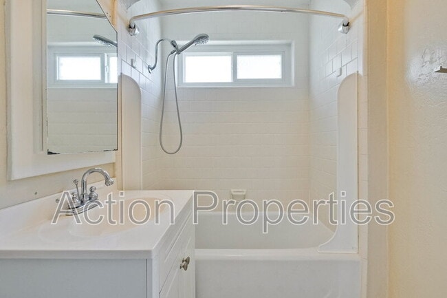 Building Photo - 124 Sunset Ave