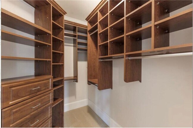 Building Photo - 802 Clifton Heights Ln NE