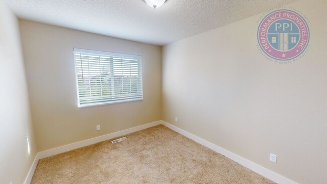 Building Photo - Desirable Bethany Location, Spacious & Sty...