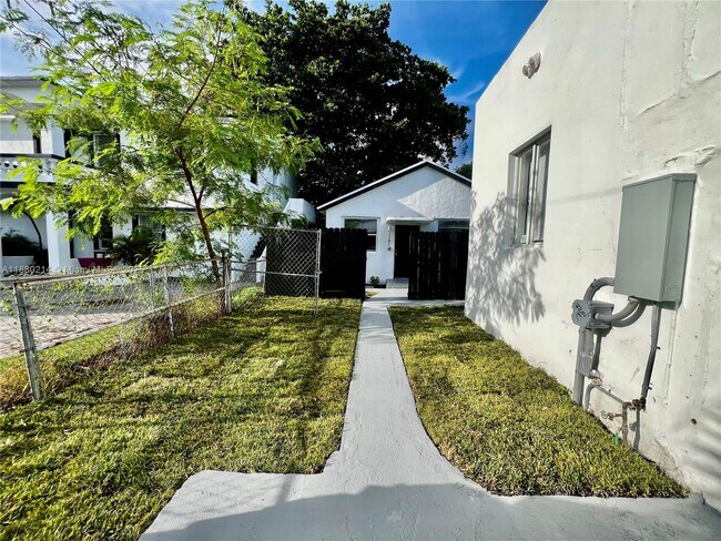 Building Photo - 1601 NW 50th St