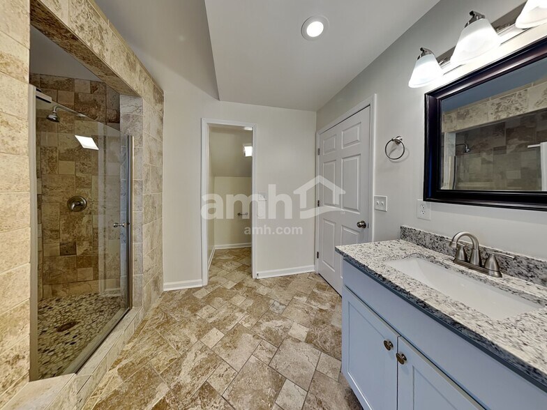 Building Photo - 651 Crescent Rd