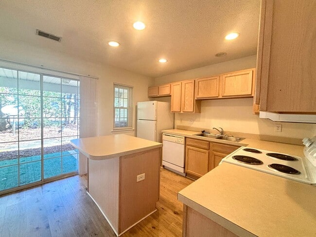 Building Photo - Available now. Great 2 BR/2.5 BA Townhome in Oak Bluff!