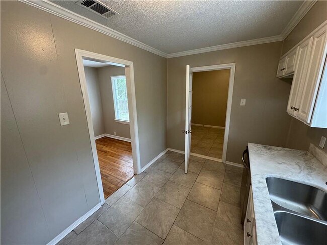 Building Photo - 900 Courtney St