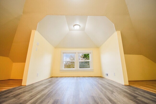 Building Photo - Spacious 4BD/2BA Two-Story Home w/ Fenced Yard & Huge Basement! Pets OK!