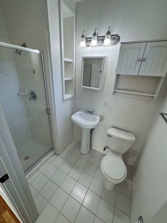 Building Photo - 3 bedroom 2 bathroom single family home | Located in Tahoe Park