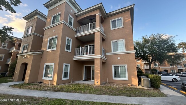Building Photo - 610 Fairway Dr