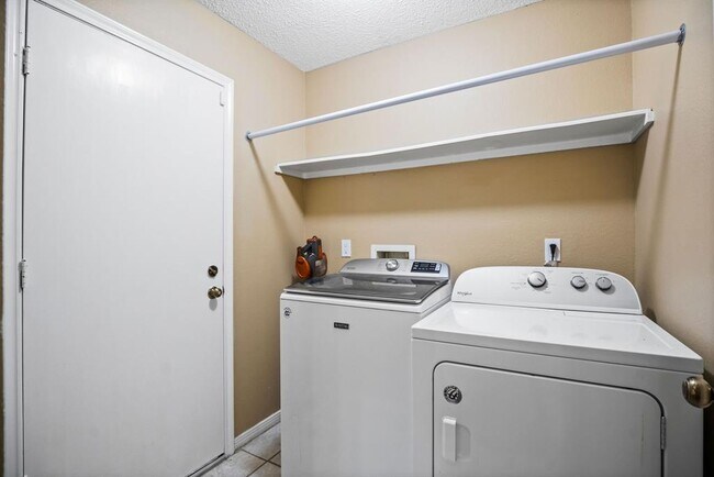 Building Photo - 22 S Rain Forest Ct