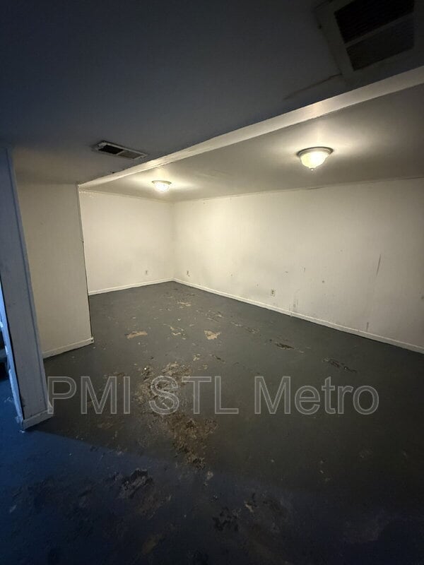 Building Photo - 10435 Castle Dr