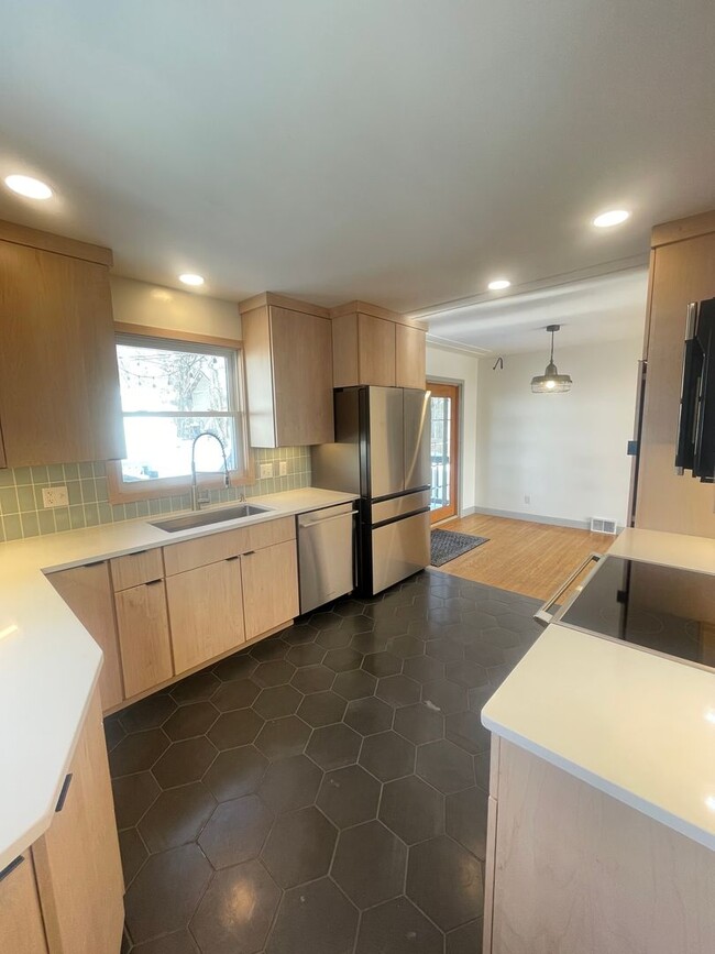 Building Photo - SHORT TERM LEASE TO MAY - 3 Bedroom, 2 Bat...