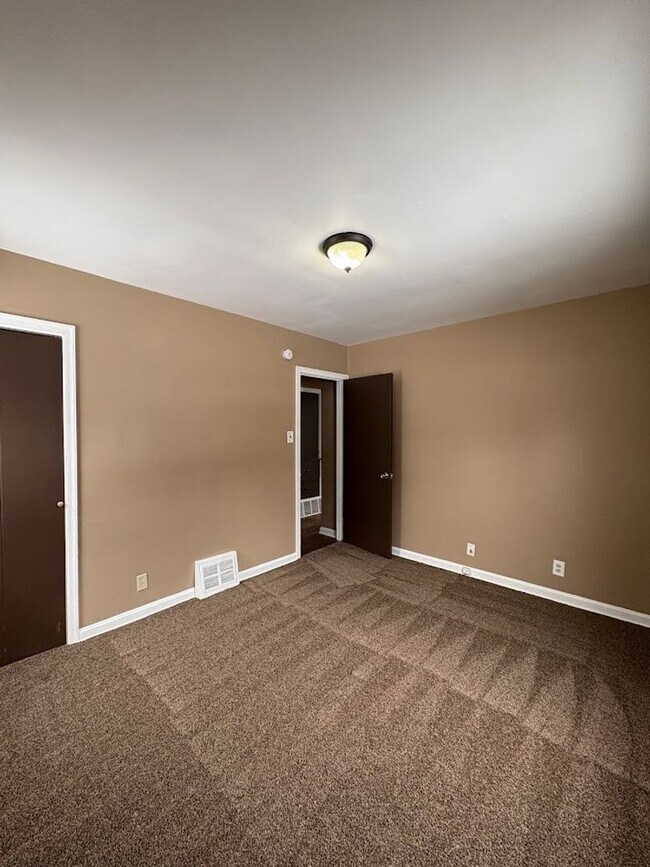 Building Photo - Three bedroom one bathroom home for rent