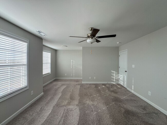 Building Photo - Stunning 4 Bed Home with Fenced Backyard