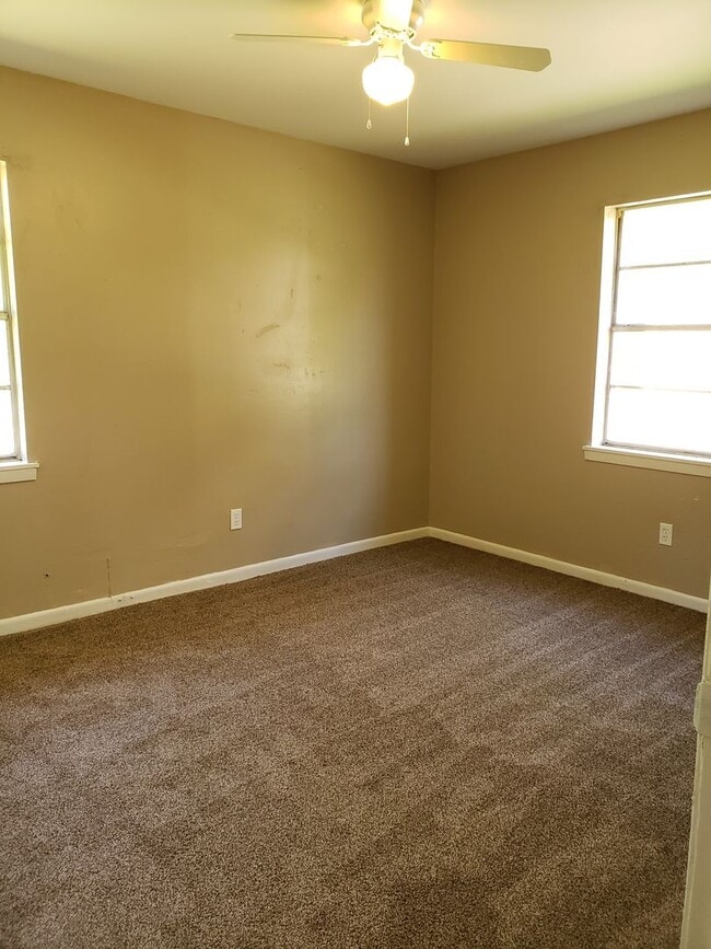 Building Photo - Very nice 3 bedroom/1&1/2 bathroom