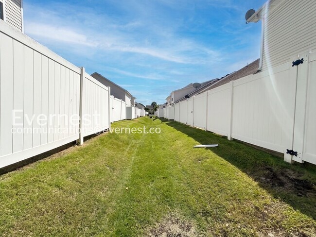 Building Photo - 2 Bed, 2.5 Bath Home with Fenced Yard & Garage / Available Now!