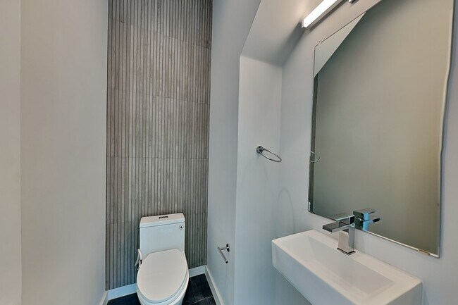 Building Photo - 904 Blackland Ct