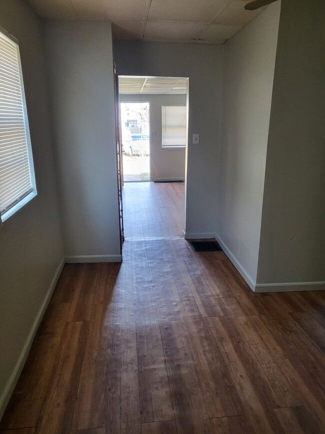 Building Photo - 1 bed house with washer dryer hook up