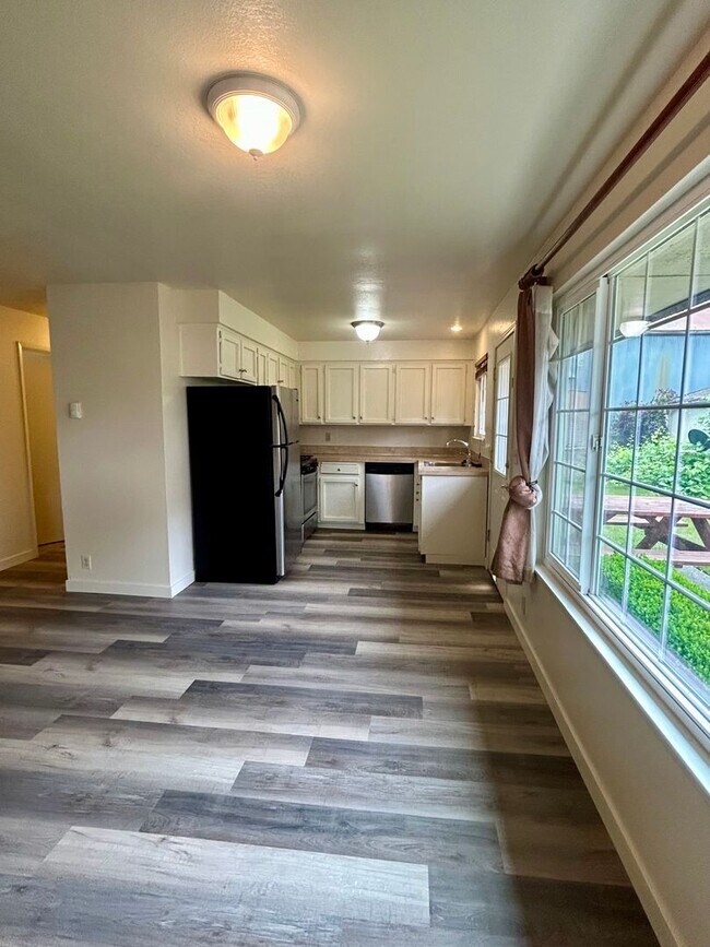 Building Photo - 2 Bedroom Condo For Rent - 3 Month Lease