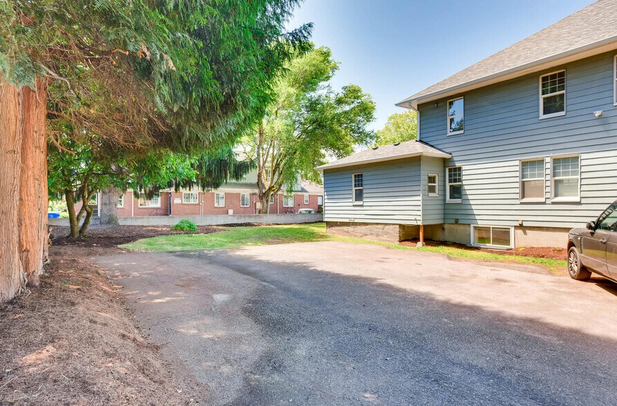 Building Photo - 2100 NE Flanders St