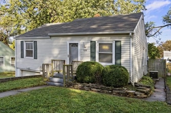 Building Photo - Charming 2 Bed, 1 Bath Home with 1-Car Garage in Convenient Location