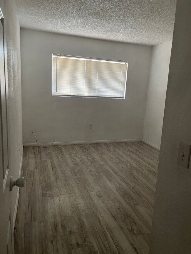 Building Photo - House For Rent