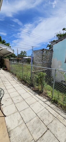 Building Photo - 2211 Lincoln St