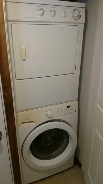 laundry - 425 King Rd E