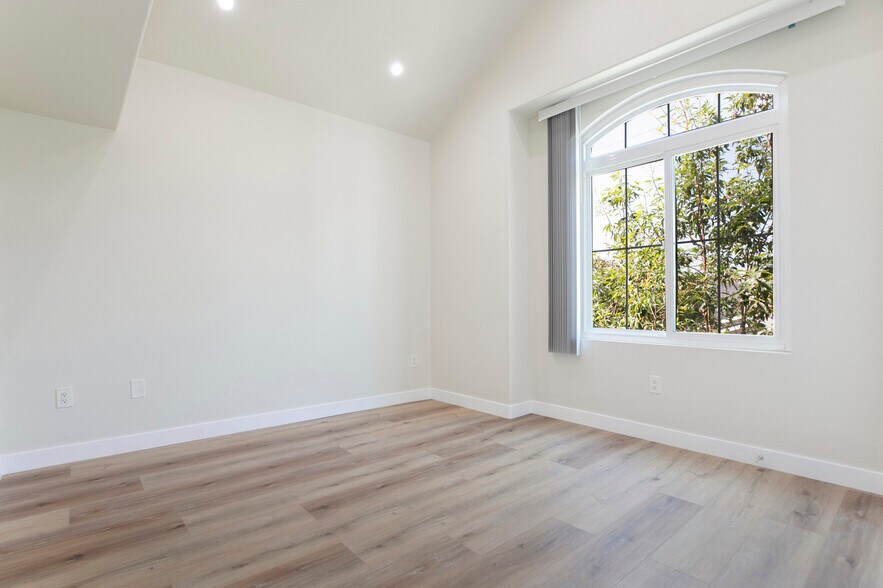 Building Photo - 300 E Providencia Ave