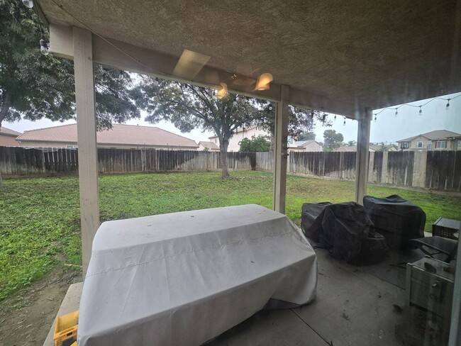 Building Photo - 3BR 2 BA available Feb 1st