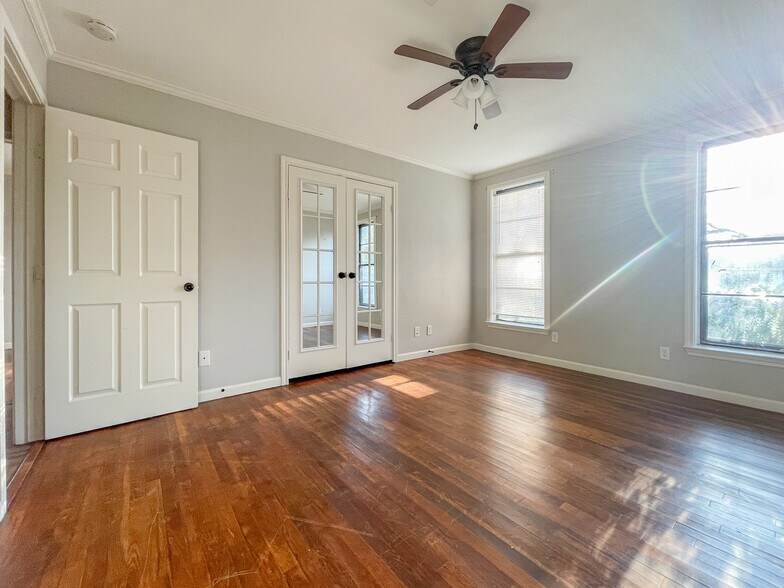 Building Photo - 207 N Bermuda St