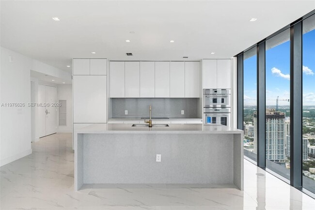 Building Photo - 700 NE 24th St