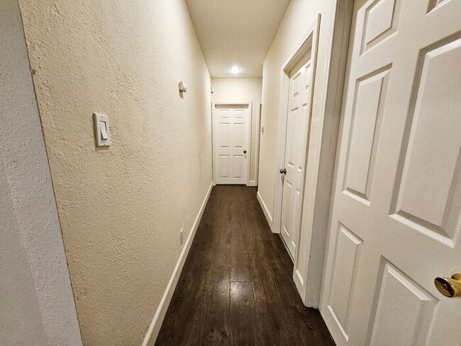 Building Photo - New Listing!