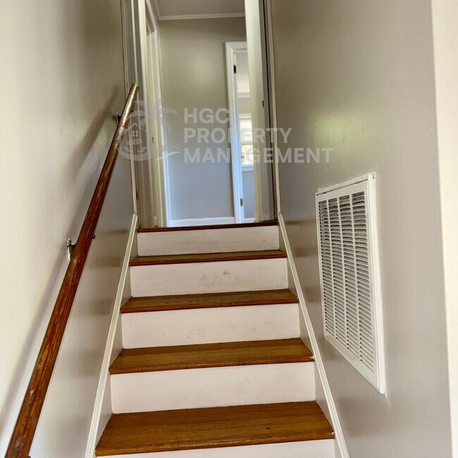 Building Photo - 5 Castlewood Dr