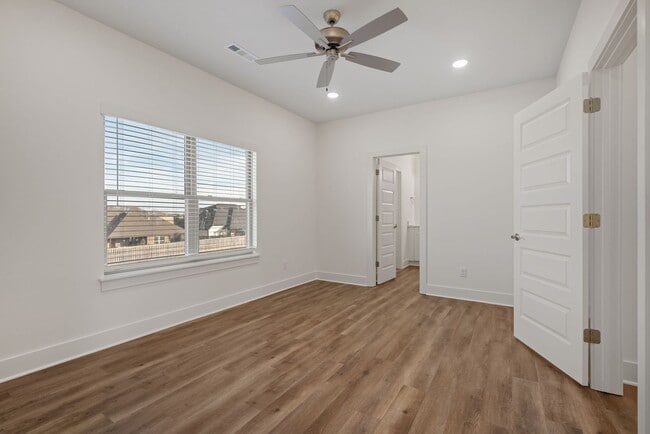 Building Photo - The Chateau at Been Road Villas 3 Bed, 2.5 Bath