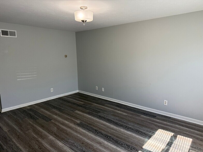 Building Photo - 2508 Redwood Ct
