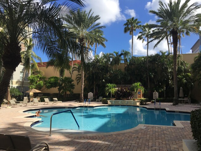 Building Photo - 720 S Sapodilla Ave