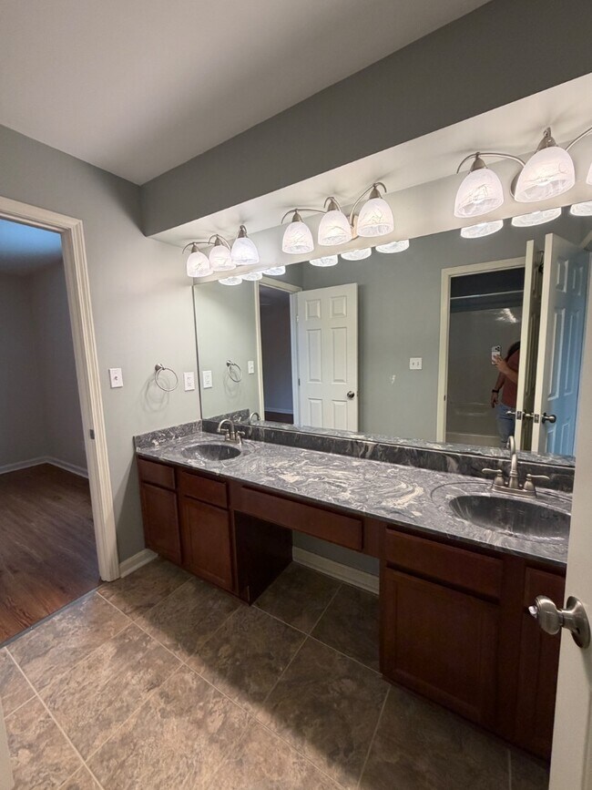 Building Photo - 525 Vineleaf Dr