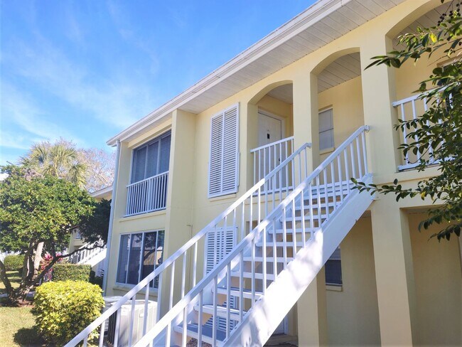 Building Photo - Seasonal 2-Bedroom 2-Bath Villa located in...