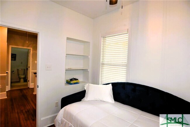 Building Photo - Spacious and fully furnished Victorian beauty