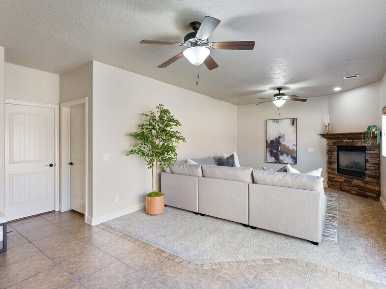 Building Photo - 935 Crooked Creek Dr