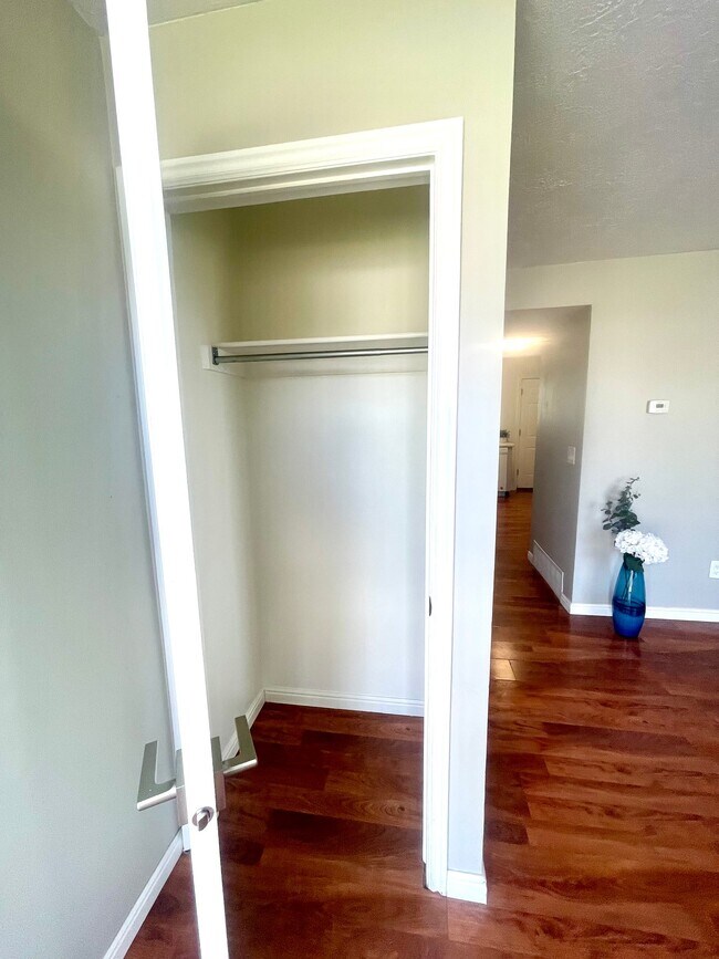 Building Photo - 672 E 950 S