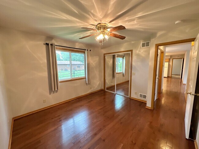 Building Photo - 7103 Hiawatha Dr
